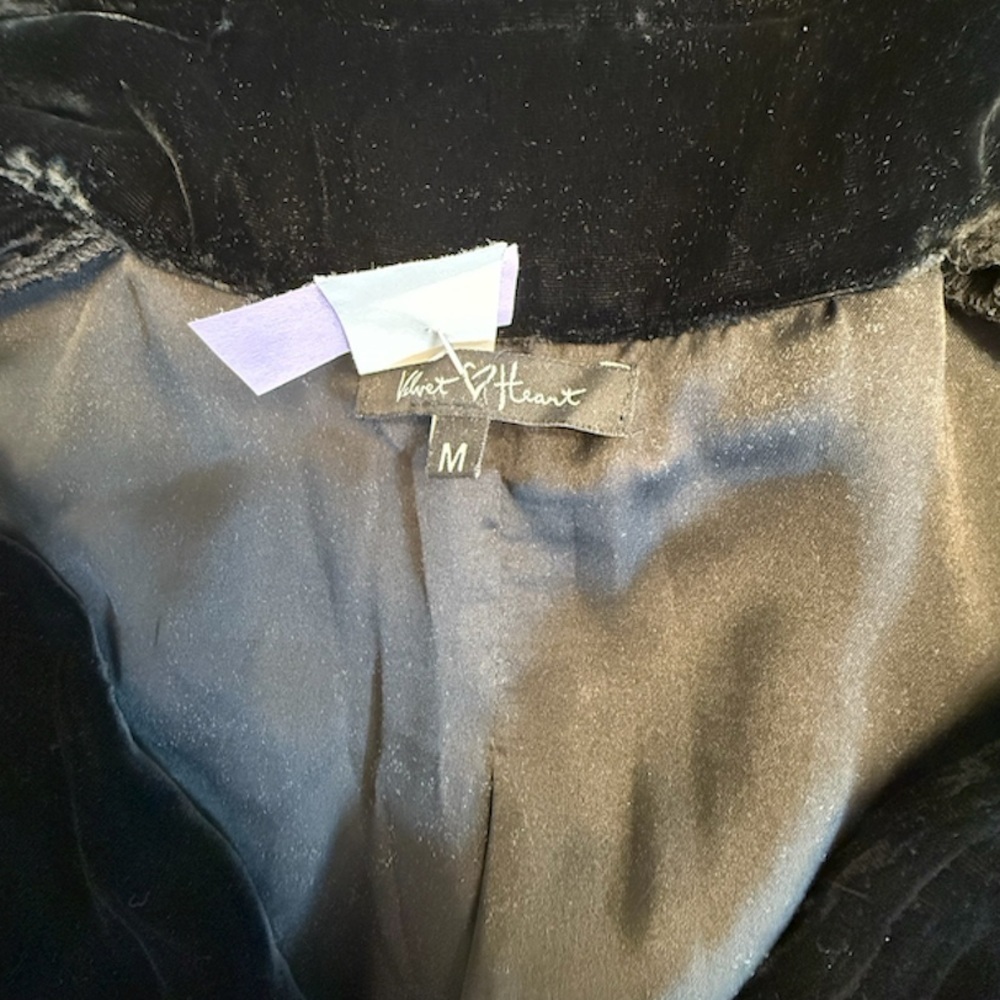VELVET 🖤 HEART Elegant Luxe Black Velvet Blazer - Picture 10 of 13